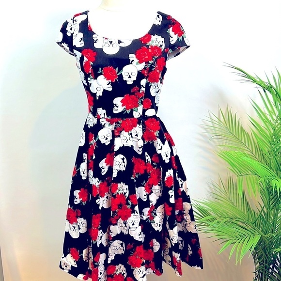 Eva Rose Fit & Flare Dress Red Roses Skulls Retro Rockabilly Punk Goth Small - Picture 2 of 10